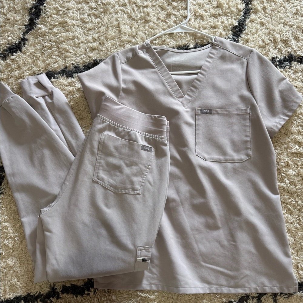 Figs Women's Scrub Set in Light Gray